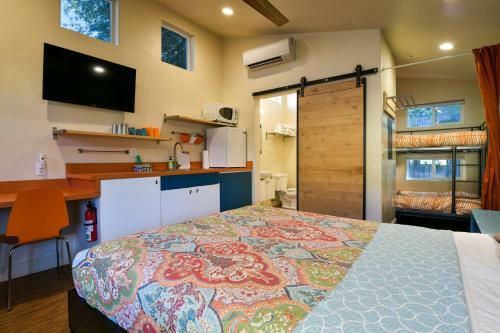 West 4 - Kokopelli West Studio. Downtown Location