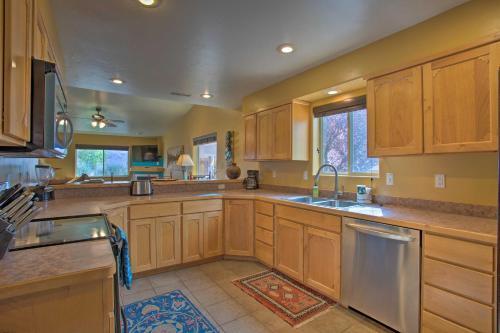 Modern Moab Townhome With Shared Pool And Hot Tub!