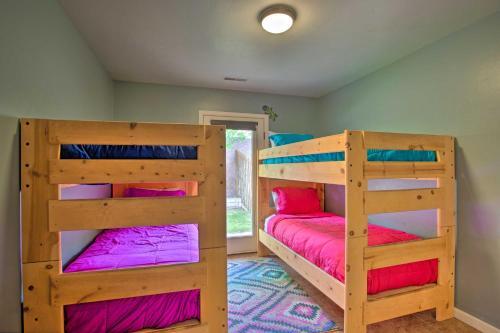 Modern Moab Townhome With Shared Pool And Hot Tub!
