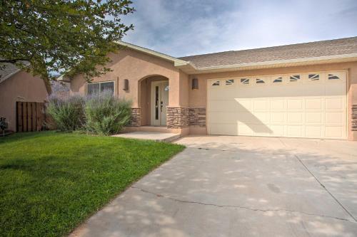 Modern Moab Townhome With Shared Pool And Hot Tub!
