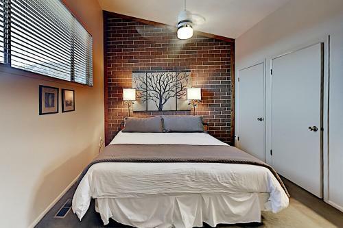 Charming Mountain Retreat - Walk To Resort Base Townhouse