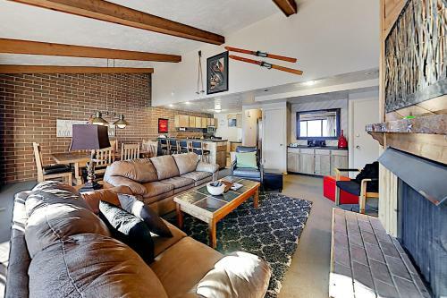 Charming Mountain Retreat - Walk To Resort Base Townhouse