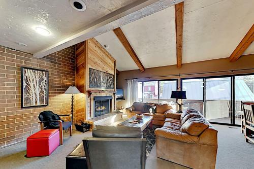 Charming Mountain Retreat - Walk To Resort Base Townhouse