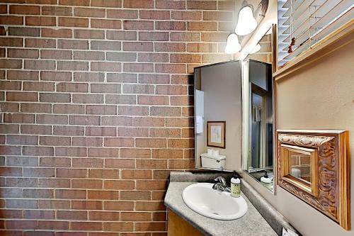 Charming Mountain Retreat - Walk To Resort Base Townhouse