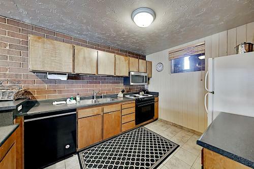 Charming Mountain Retreat - Walk To Resort Base Townhouse
