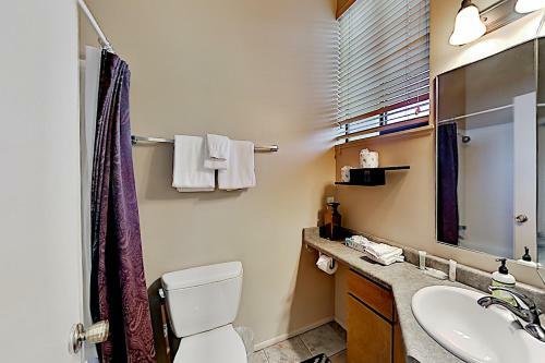 Charming Mountain Retreat - Walk To Resort Base Townhouse