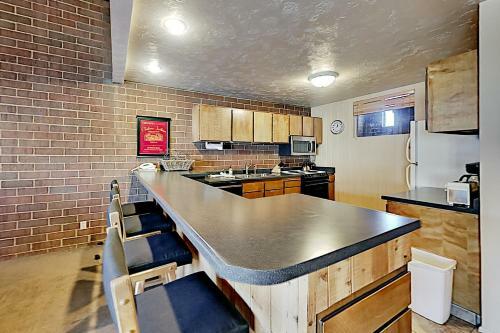 Charming Mountain Retreat - Walk To Resort Base Townhouse