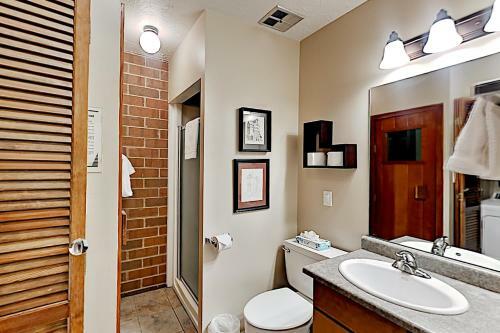 Charming Mountain Retreat - Walk To Resort Base Townhouse