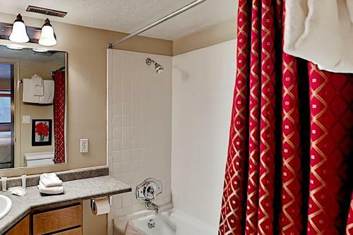 Charming Mountain Retreat - Walk To Resort Base Townhouse
