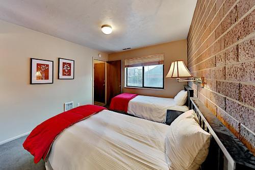 Charming Mountain Retreat - Walk To Resort Base Townhouse