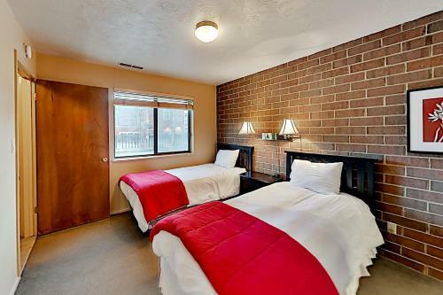 Charming Mountain Retreat - Walk To Resort Base Townhouse