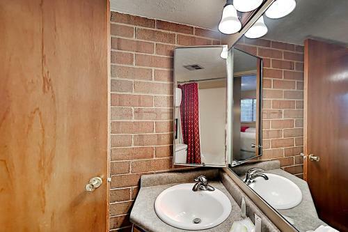 Charming Mountain Retreat - Walk To Resort Base Townhouse