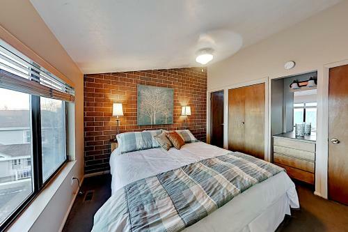 Charming Mountain Retreat - Walk To Resort Base Townhouse