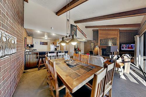 Charming Mountain Retreat - Walk To Resort Base Townhouse