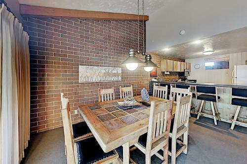 Charming Mountain Retreat - Walk To Resort Base Townhouse
