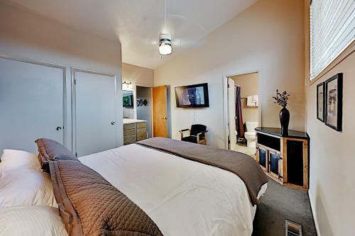 Charming Mountain Retreat - Walk To Resort Base Townhouse
