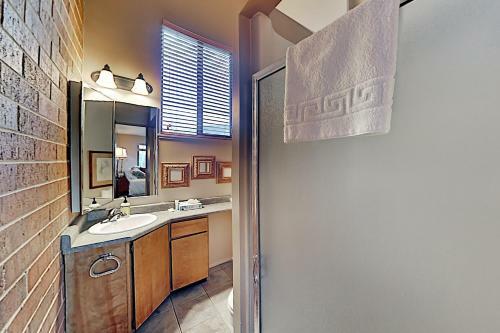 Charming Mountain Retreat - Walk To Resort Base Townhouse