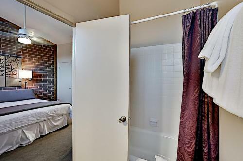 Charming Mountain Retreat - Walk To Resort Base Townhouse
