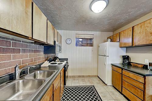 Charming Mountain Retreat - Walk To Resort Base Townhouse