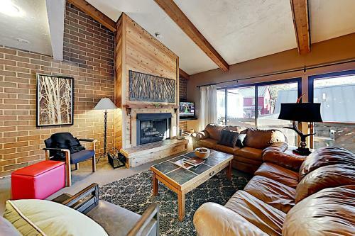 Charming Mountain Retreat - Walk To Resort Base Townhouse