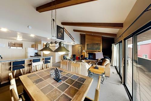 Charming Mountain Retreat - Walk To Resort Base Townhouse