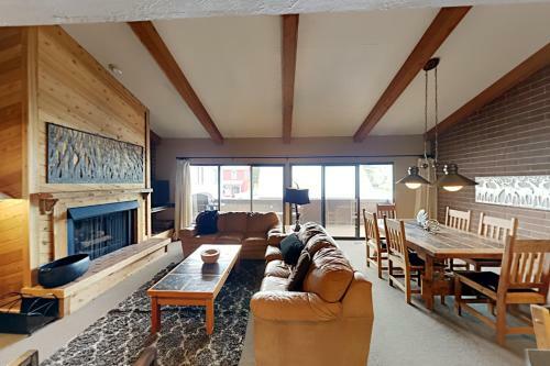 Charming Mountain Retreat - Walk To Resort Base Townhouse