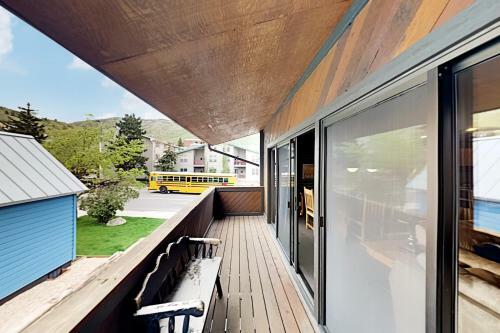 Charming Mountain Retreat - Walk To Resort Base Townhouse