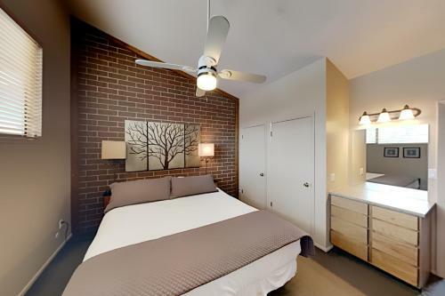 Charming Mountain Retreat - Walk To Resort Base Townhouse
