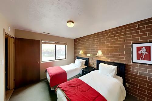 Charming Mountain Retreat - Walk To Resort Base Townhouse