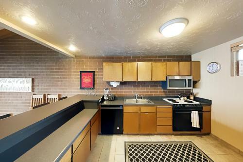 Charming Mountain Retreat - Walk To Resort Base Townhouse