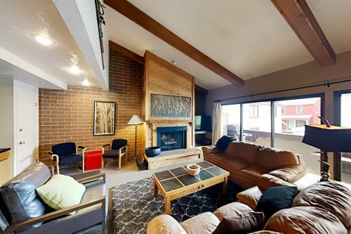 Charming Mountain Retreat - Walk To Resort Base Townhouse
