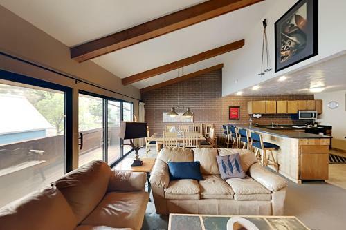 Charming Mountain Retreat - Walk To Resort Base Townhouse