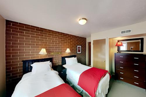 Charming Mountain Retreat - Walk To Resort Base Townhouse