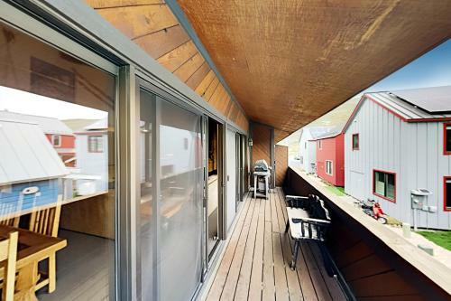 Charming Mountain Retreat - Walk To Resort Base Townhouse