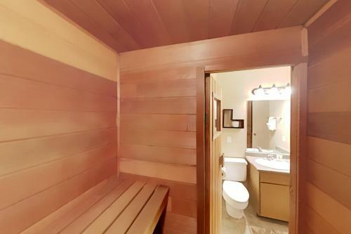 Charming Mountain Retreat - Walk To Resort Base Townhouse