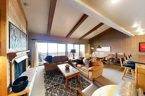 Charming Mountain Retreat - Walk To Resort Base Townhouse