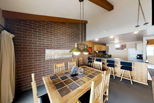 Charming Mountain Retreat - Walk To Resort Base Townhouse
