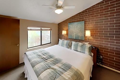 Charming Mountain Retreat - Walk To Resort Base Townhouse