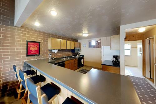 Charming Mountain Retreat - Walk To Resort Base Townhouse