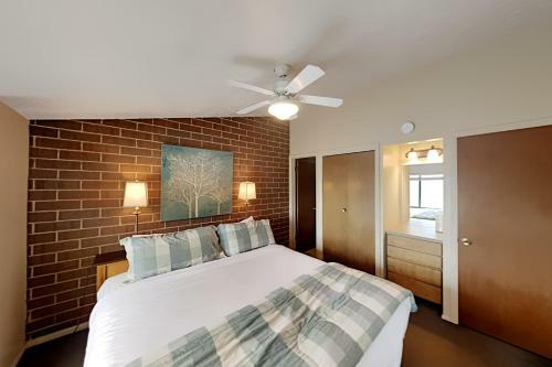 Charming Mountain Retreat - Walk To Resort Base Townhouse