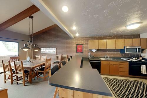 Charming Mountain Retreat - Walk To Resort Base Townhouse
