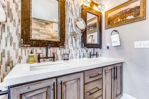 Alpine Retreat - 1266 Park Ave