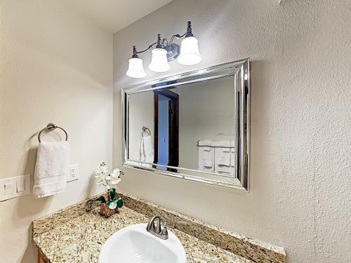 Apartamento New Listing! Refined Resort-style Ski Condo Condo