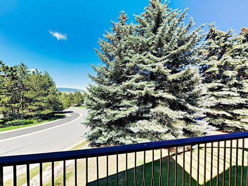 Apartamento New Listing! Refined Resort-style Ski Condo Condo