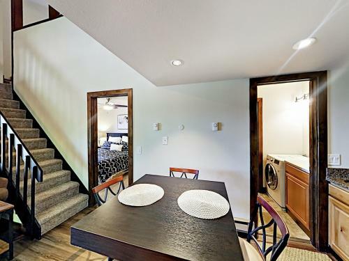 Apartamento New Listing! Refined Resort-style Ski Condo Condo