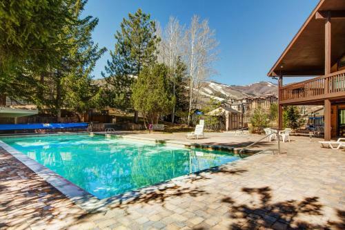 Apartamento New Listing! Refined Resort-style Ski Condo Condo