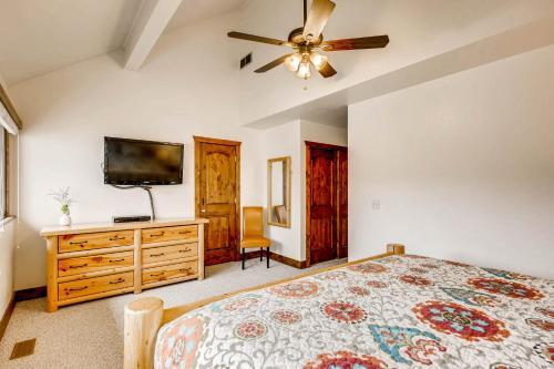 Racquet Club #103