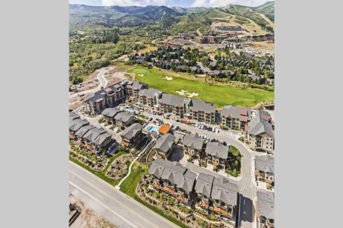 Pristine Condo On Golf Course And Walk To Gondola