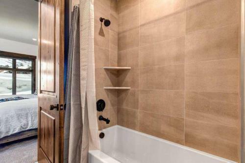Pristine Condo On Golf Course And Walk To Gondola