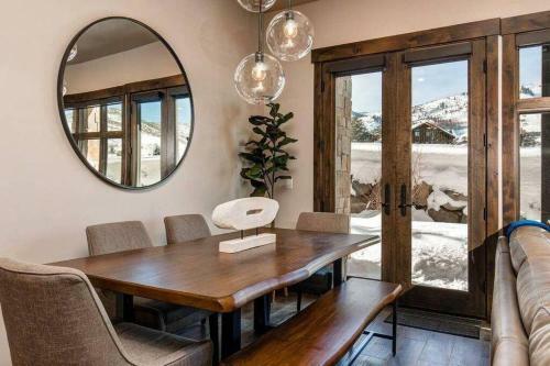 Pristine Condo On Golf Course And Walk To Gondola